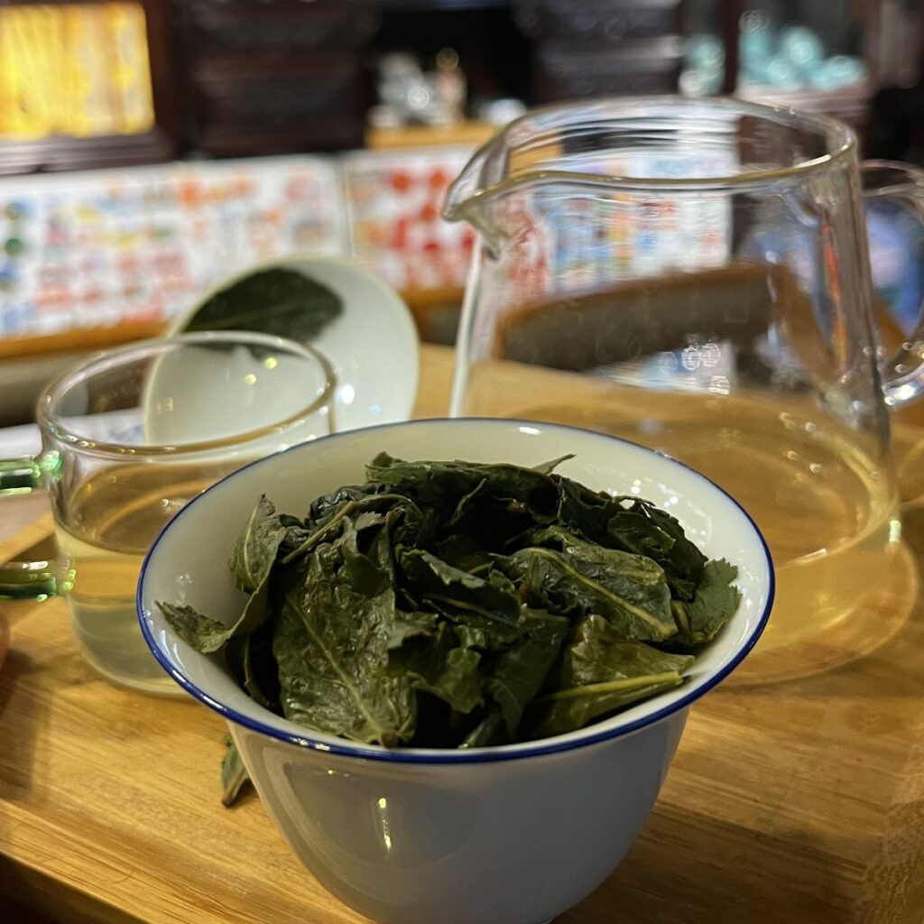 Feuilles de thé infusées et liqueur lors de la préparation du thé