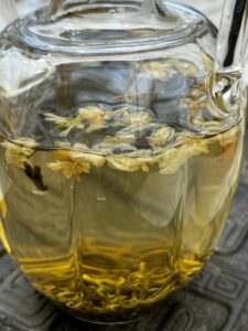 Infusion de thé vert au jasmin Bi Tan Piao Xue avec les fleurs flottant à la surface
