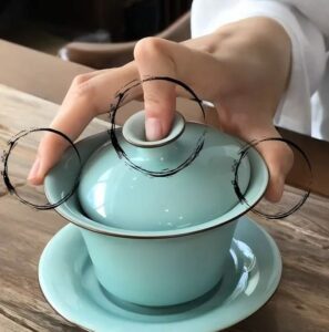 Utiliser trois doigts pour le gaiwan