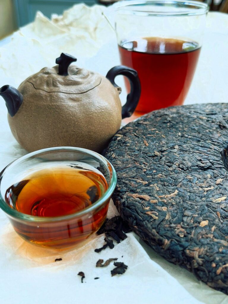 Pu’er fermenté (ou shu) vieux camphre 2016 en galette et en tasse