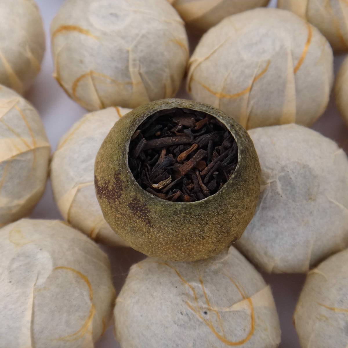 Pu’er Mandarine PÀO CHÁ – détail du thé compressé dans une mandarine