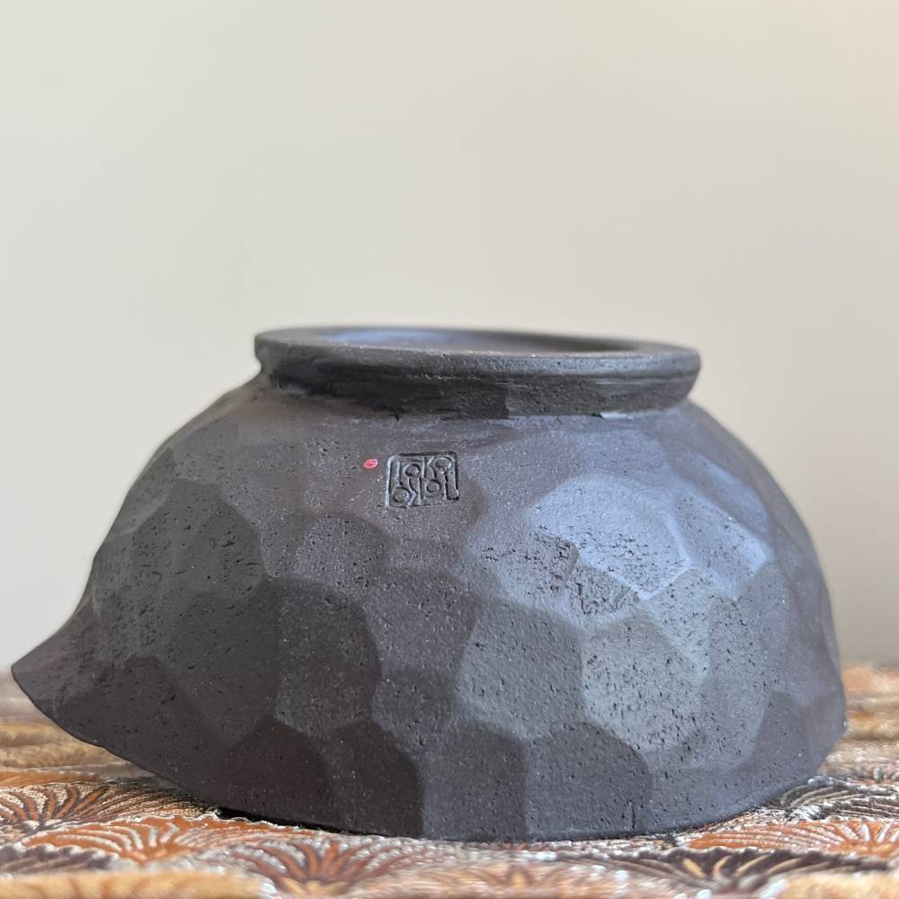 Signature de l’Atelier Toko sur le shiboridashi en terre noire