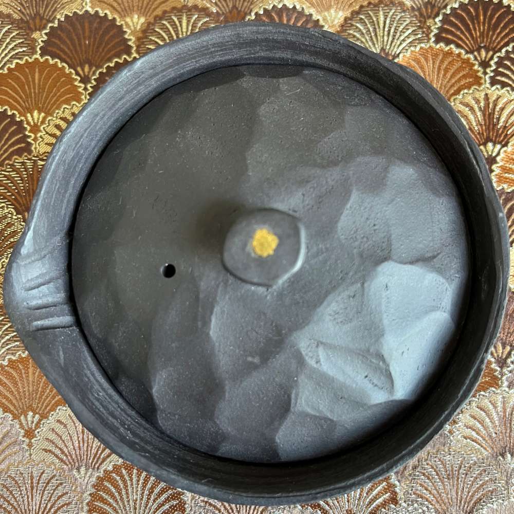 Shiboridashi terre noire 10 cl vu du dessus avec couvercle sculpté