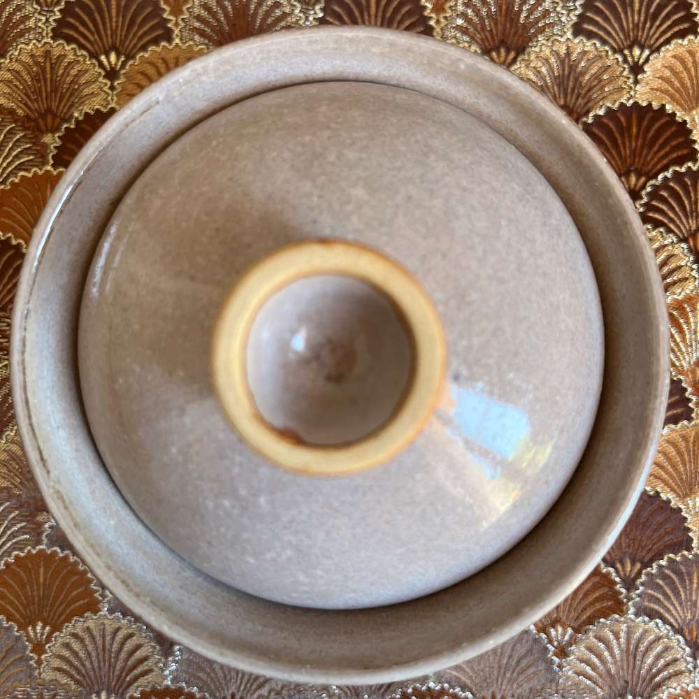 Gaiwan beige rosé 10 cl vu du dessus avec couvercle posé
