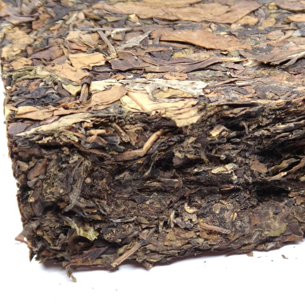 Tranche de la Brique d’or 2019 montrant les feuilles compressées et les fleurs d’or