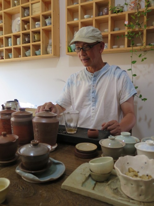 Liu Li, producteur du thé jaune de Zhaosi, entouré de ses céramiques