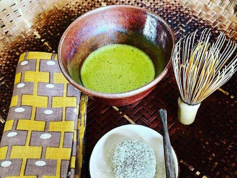 Bol de matcha fouetté avec chasen et poudre de thé vert