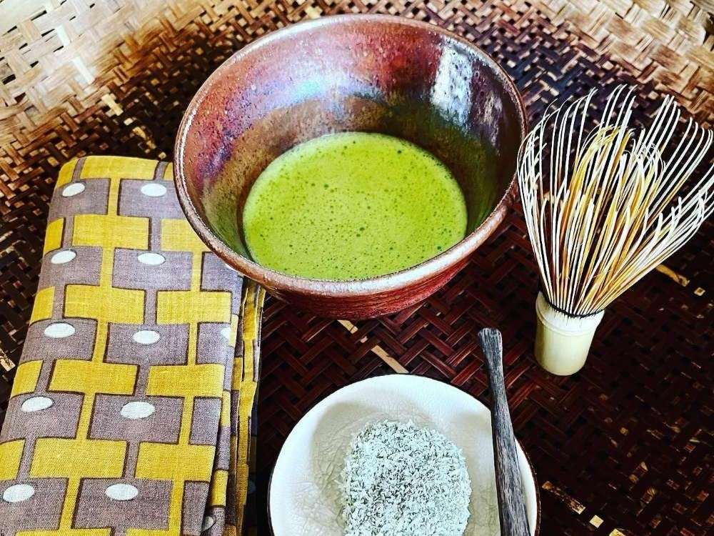 Bol de matcha fouetté avec chasen et poudre de thé vert