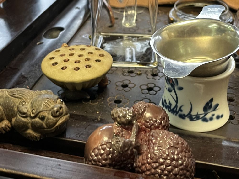 Plusieurs tea pets sur un plateau dans une maison de thé à Shanghai