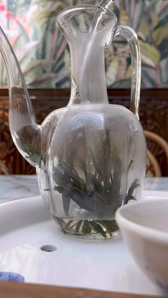 Toujours un grand plaisir d’infuser les feuilles du thé vert Tai Ping Hou Kui (« roi des singes de la Grande Paix »). Ce cru est une œuvre d’art. Il faut une main d’œuvre qualifiée et abondante pour traiter chaque feuille une à une. Le façonnage est ici fait entièrement à la main. Les feuilles sont triées, redépliées une par une à la fin de la fabrication. Un travail colossal. C’est un Tai Ping Hou Kui dans la pure tradition, primeur, sublime. Une tasse fleurie, raffinée, précieuse, délicate. Une liqueur soyeuse d’une grande richesse aromatique, aux notes végétales et minérales. Un thé vert hors du commun. Tai Ping Hou Kui printemps 2025 à retrouver sur la boutique en ligne. #paocha #tea #thé #taipinghoukui #igerstea #instatea #teastagram #grandcru #jaimelethé #passionduthé #boireduthé #infusion #teapassion #teaconnoisseurs #teaaddicts #tealovers #greentea #thévert #thédeprintemps #springtea #boutiquedethé #maisondethé #magasindethé #teashop #teaenthusiast #chinesetea #théchinois #teatime #drinktea